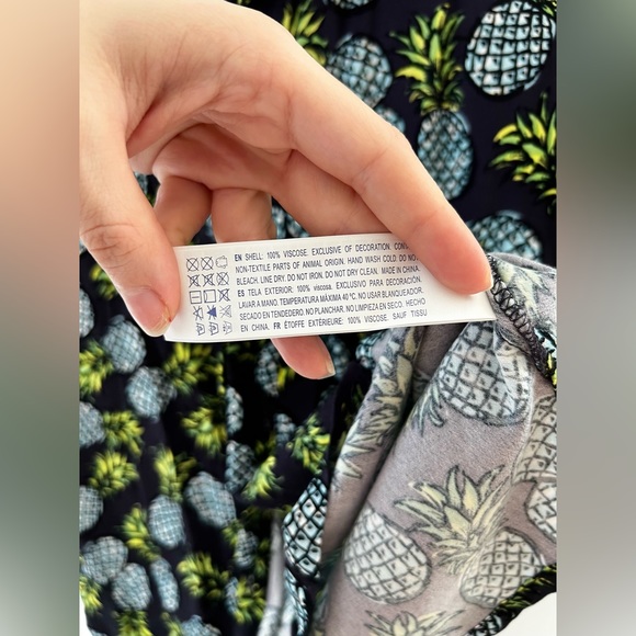 Cropped Hawaiian Button Down Shirt Forever 21 Blue Pineapples NWT Medium - Picture 12 of 12